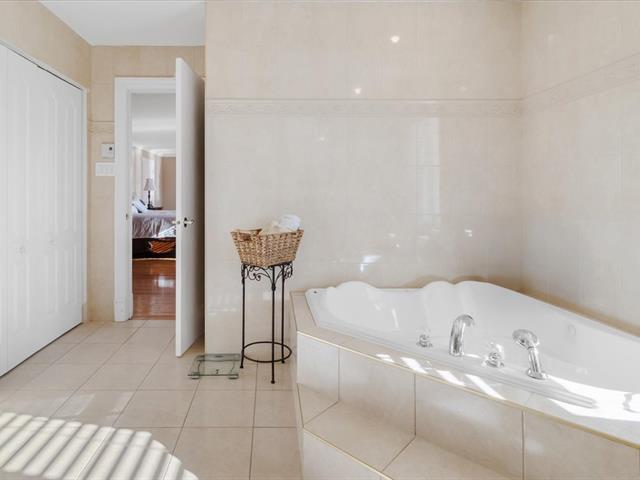 Maison à étages vendu, Laval (Sainte-Dorothée)