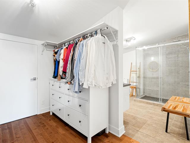 Walk-in closet