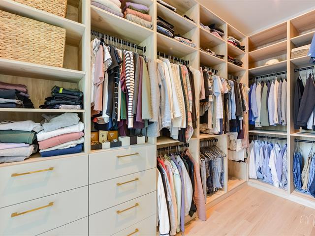 Walk-in closet