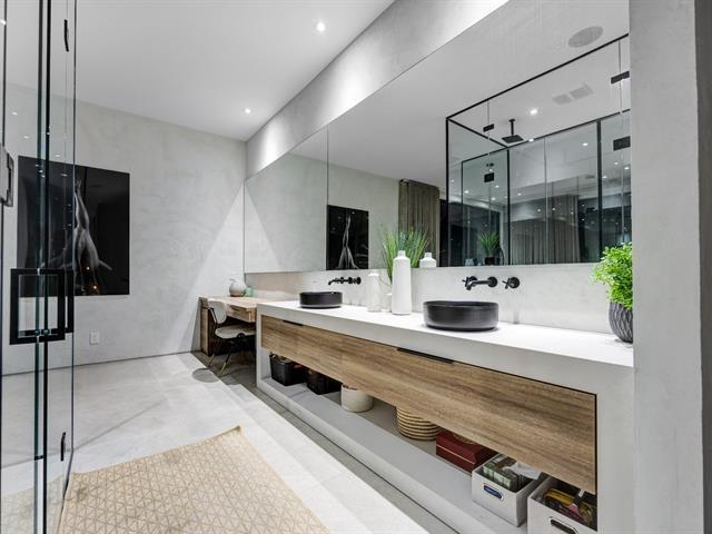 Ensuite bathroom
