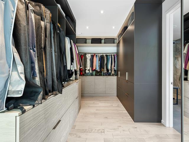 Walk-in closet