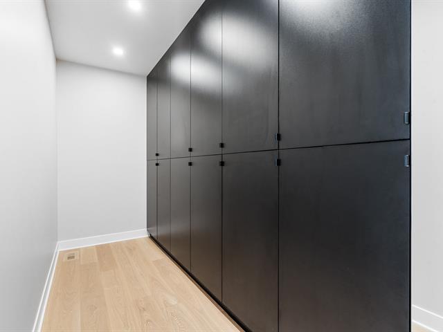 Walk-in closet