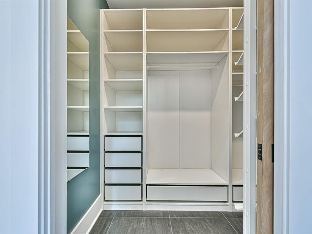 Walk-in closet