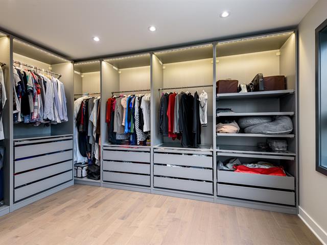Walk-in closet