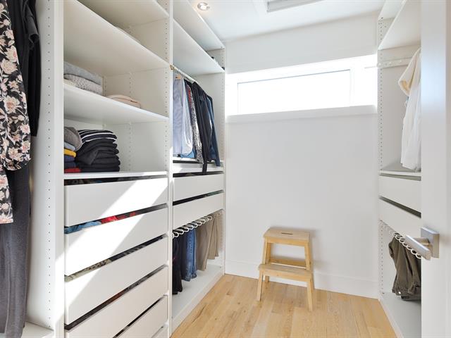 Walk-in closet