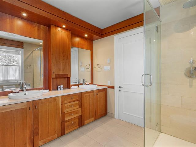 Ensuite bathroom