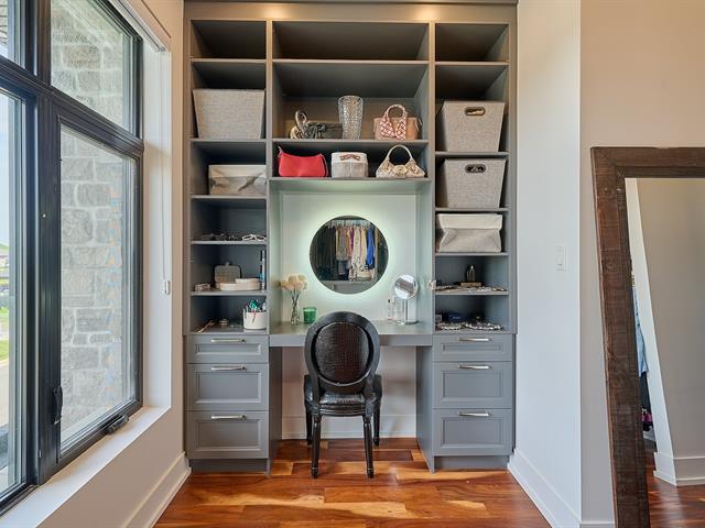 Walk-in closet