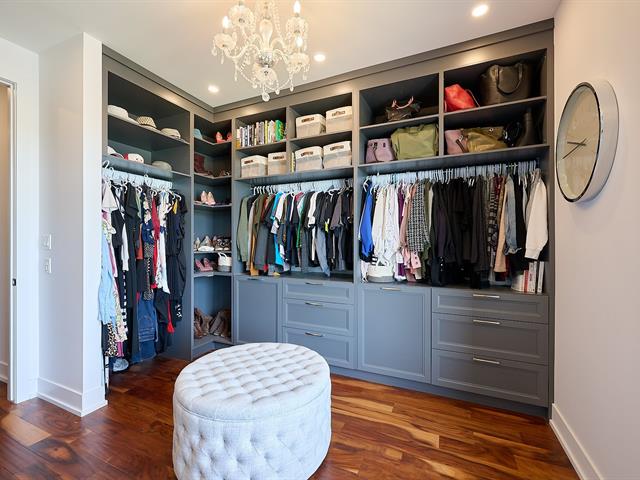 Walk-in closet