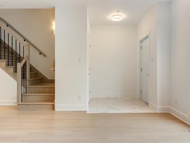 Two or more storey for rent, Montréal (Saint-Laurent)