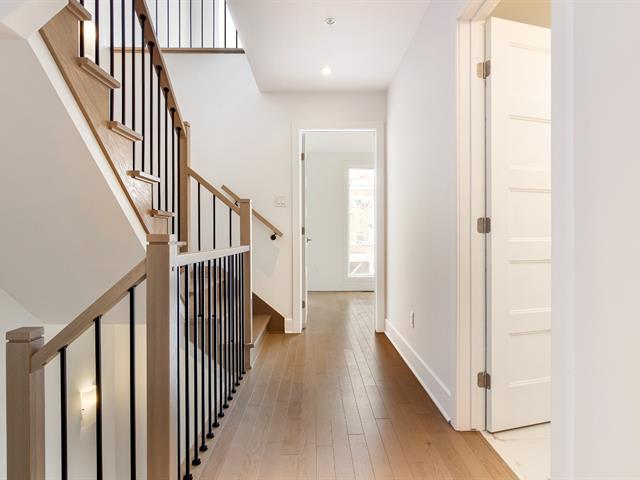 Two or more storey for rent, Montréal (Saint-Laurent)