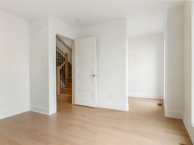 Two or more storey for rent, Montréal (Saint-Laurent)