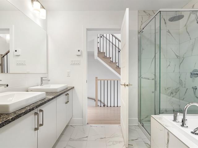 Two or more storey for rent, Montréal (Saint-Laurent)