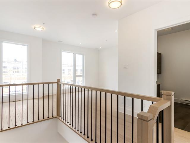Two or more storey for rent, Montréal (Saint-Laurent)