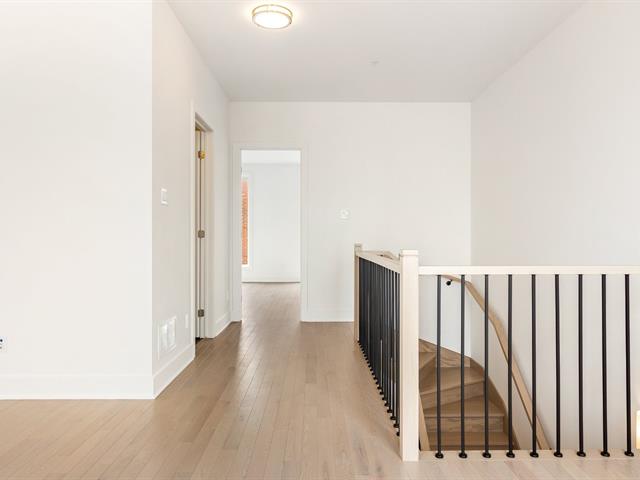 Two or more storey for rent, Montréal (Saint-Laurent)