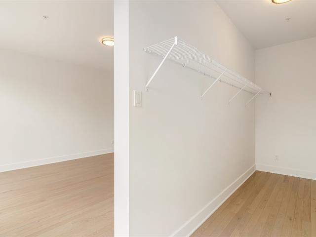 Two or more storey for rent, Montréal (Saint-Laurent)